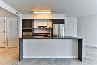 9821 E Bay Harbor Dr, Unit 902 in Bay Harbor Islands, FL - Foto de edificio - Building Photo