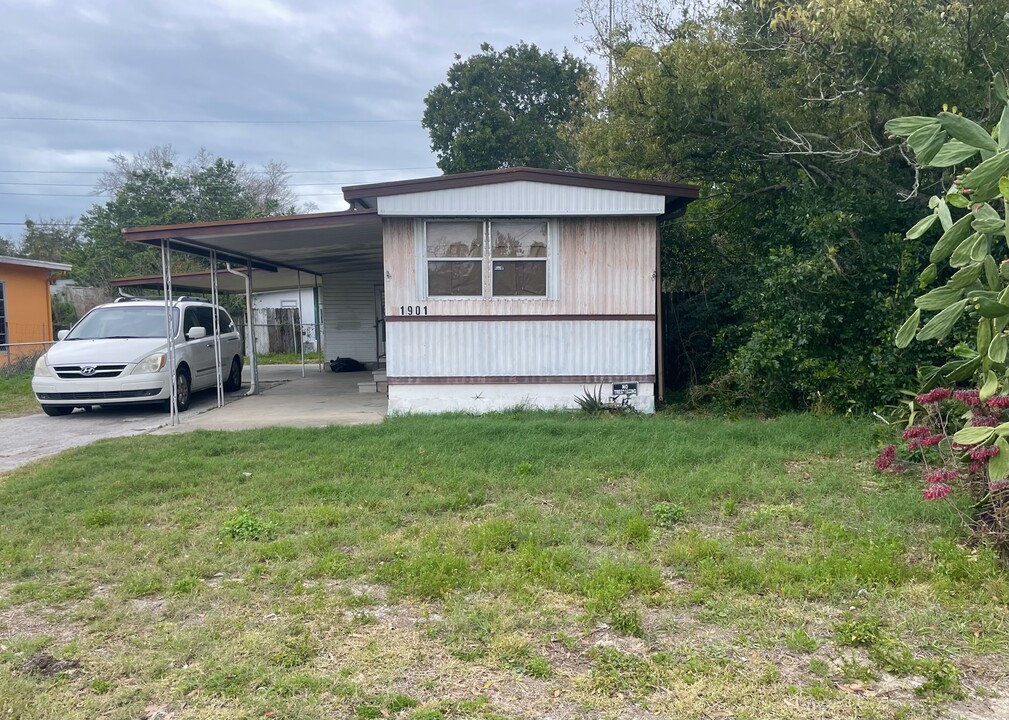 1901 Viceroy Ln in Holiday, FL - Building Photo