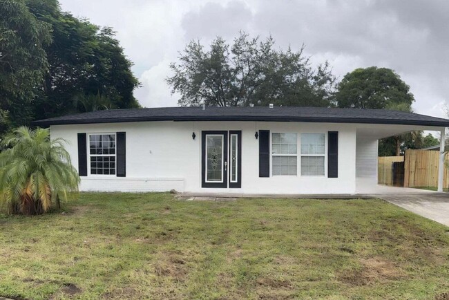 402 NE Armory Cir in Port St. Lucie, FL - Building Photo - Building Photo