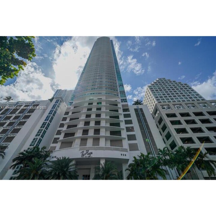 950 Brickell Bay Dr in Miami, FL - Building Photo