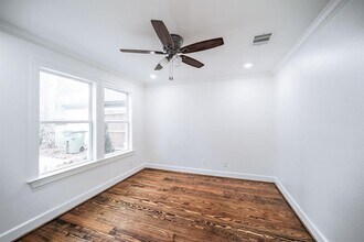 10038 Westview Dr in Houston, TX - Building Photo - Building Photo