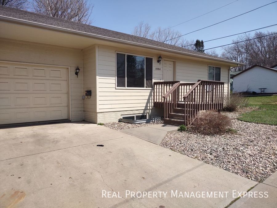 Charming 2 Bedroom 2 Bathroom Centrally Lo in Sioux Falls, SD - Building Photo