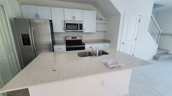 14207 Oviedo Pl in Tice, FL - Building Photo - Building Photo