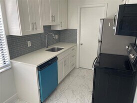 770 NE 38th St in Oakland Park, FL - Building Photo