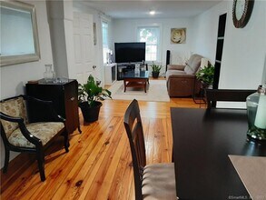 72 West Ave in Darien, CT - Building Photo - Building Photo