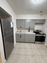 2111 NW 93rd St in Miami, FL - Building Photo