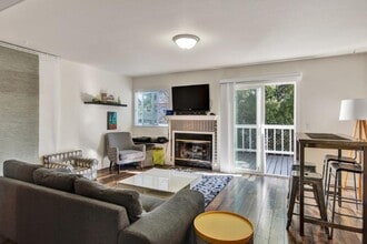 418 Upham St, Unit 418B in Petaluma, CA - Building Photo - Building Photo