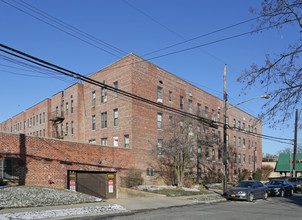 350 Merrick Rd in Rockville Centre, NY - Foto de edificio - Building Photo