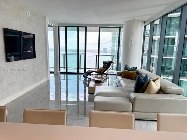 650 NE 32nd St in Miami, FL - Building Photo - Building Photo