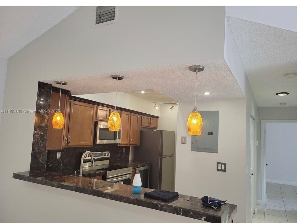 18850 NW 57th Ave in Hialeah, FL - Building Photo