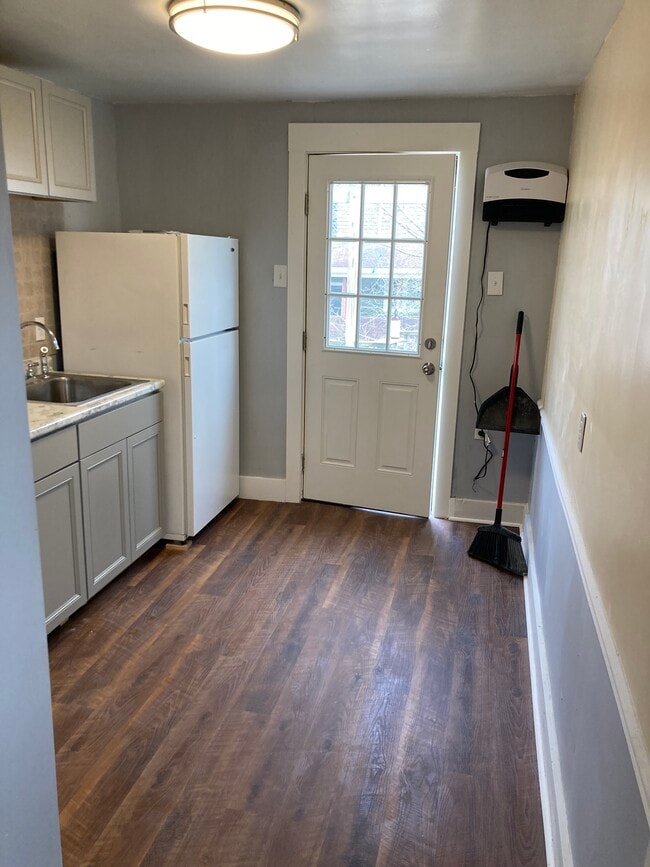 240 W Hallam Ave, Unit 2 in Washington, PA - Building Photo - Building Photo
