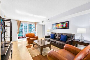 1 SE 12th St in Miami, FL - Building Photo