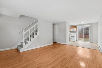 Fox Hill Commons in Vernon Rockville, CT - Foto de edificio - Building Photo