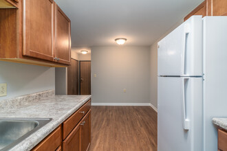 Columbia Square South *RENOVATED APARTMENTS!* in Grand Forks, ND - Building Photo - Building Photo