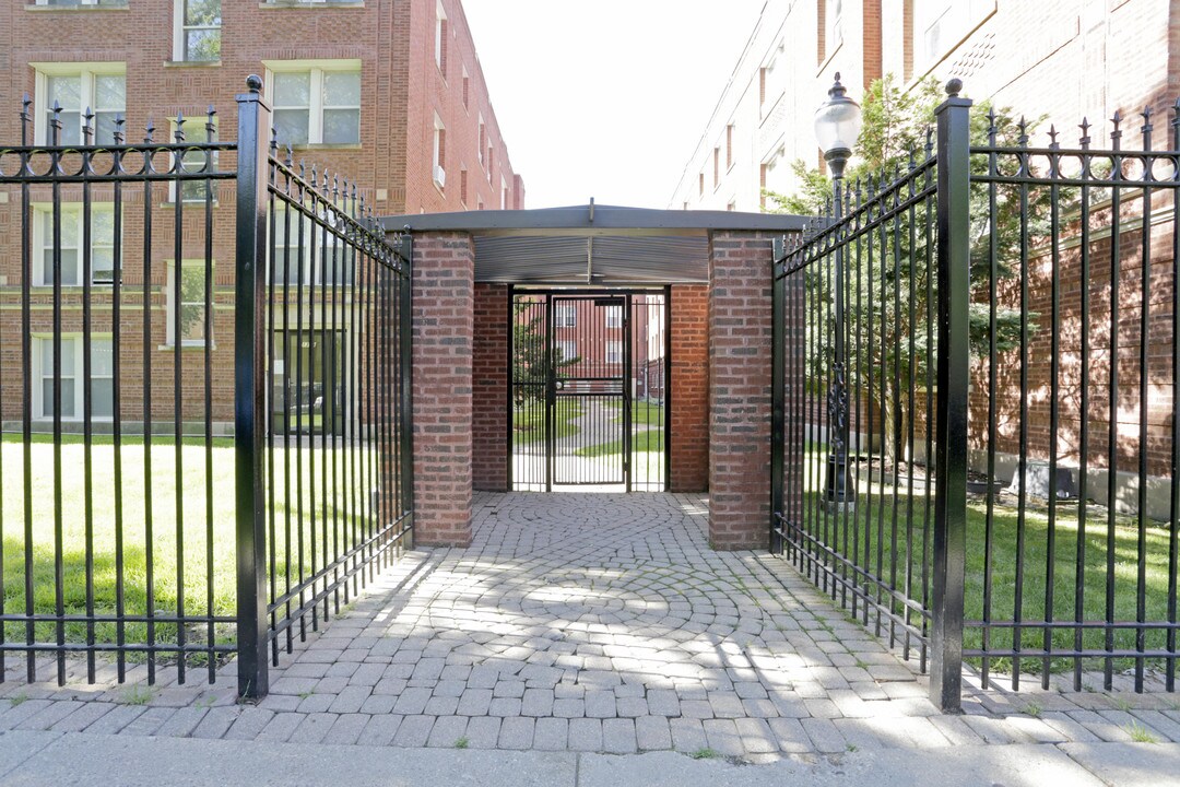 GreenGlen Park in Chicago, IL - Building Photo