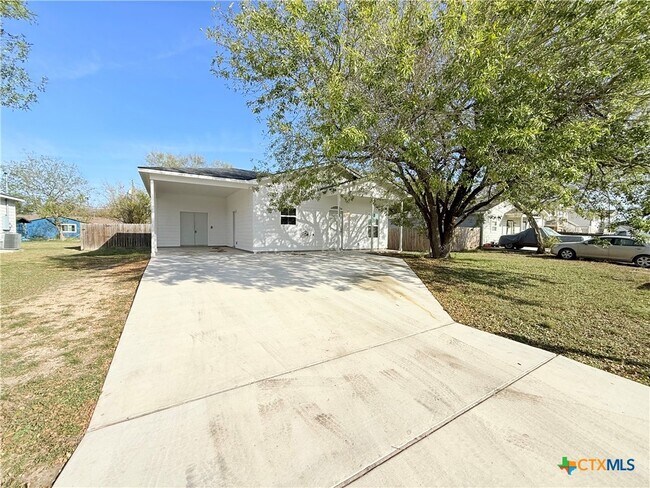 1128 Magnolia St in Seguin, TX - Building Photo - Building Photo
