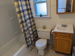 905 W 9th St, Unit B in Chester, PA - Foto de edificio - Building Photo