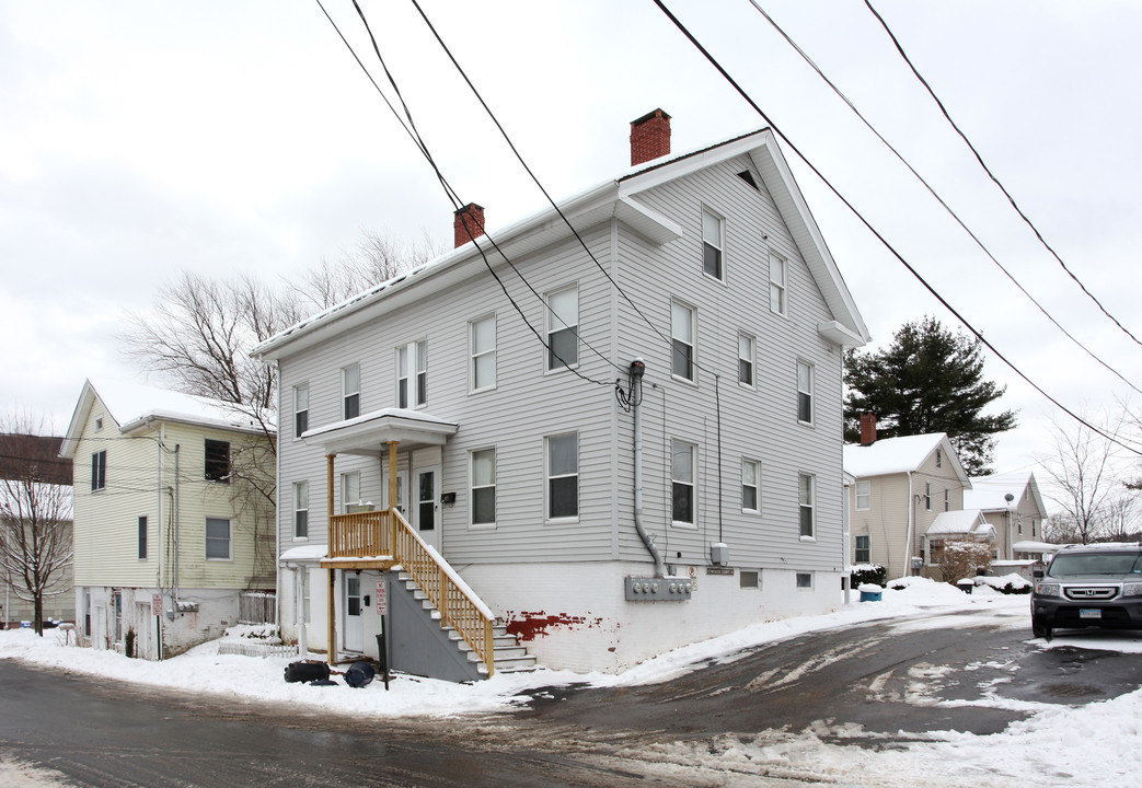 46 Park St in Thomaston, CT - Foto de edificio