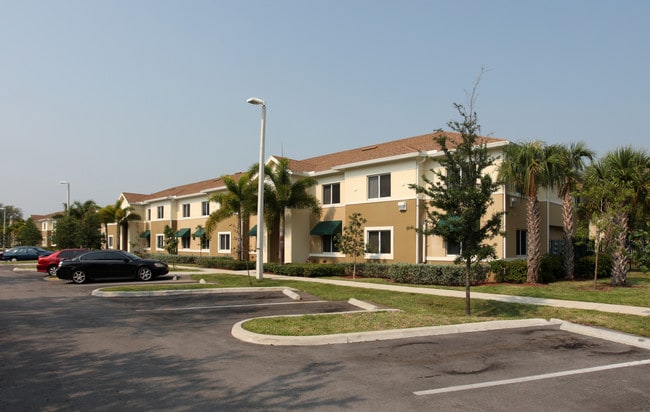 Dixie Court Apartments I, II & III in Fort Lauderdale, FL - Foto de edificio - Building Photo