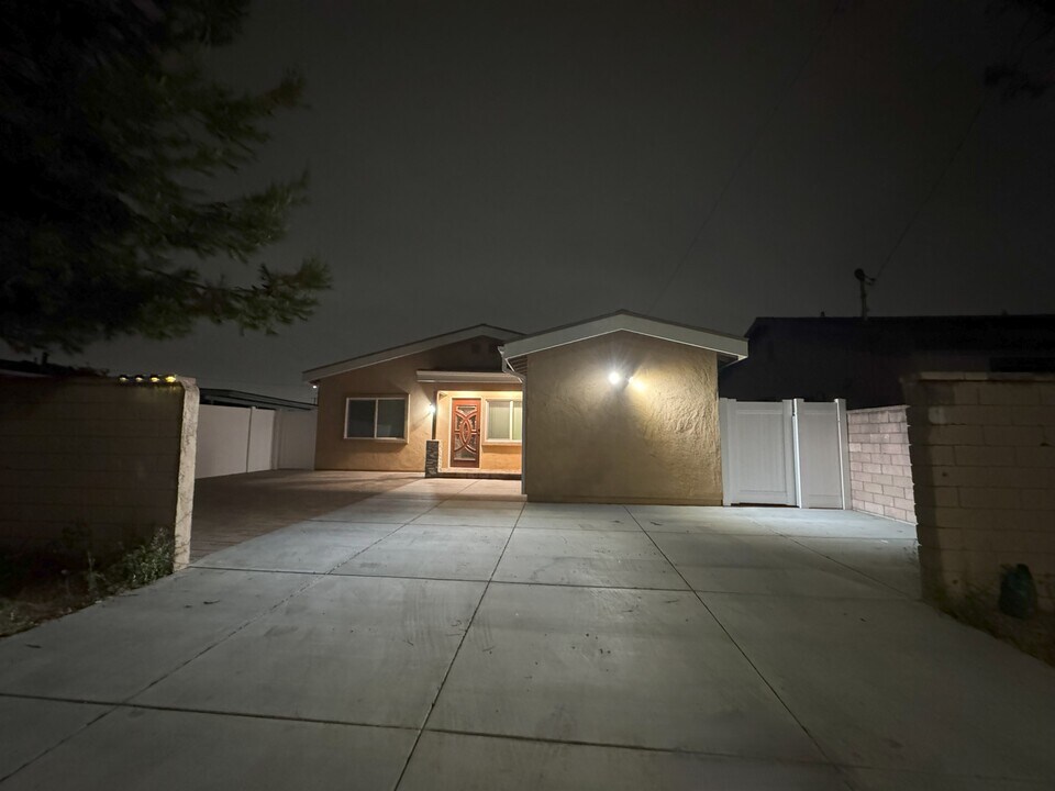 4618 W Roy Cir in Santa Ana, CA - Foto de edificio