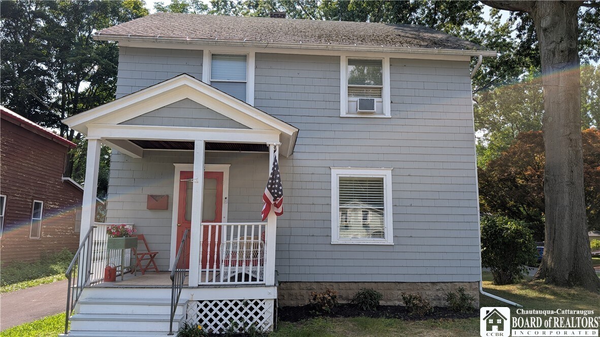 28 E 2nd St in Westfield, NY - Building Photo