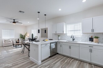 4815 S 28th St in Phoenix, AZ - Foto de edificio - Building Photo