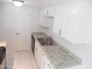 4712 E Broadway Rd in Phoenix, AZ - Building Photo - Building Photo