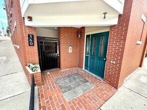 560 Commercial St in Boston, MA - Building Photo - Building Photo
