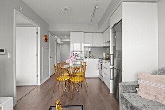 543 Yonge St in Toronto, ON - Building Photo - Building Photo