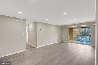 5806 Cove Landing Rd in Burke, VA - Building Photo - Building Photo