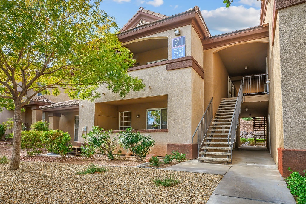 231 W Horizon Ridge Pkwy in Henderson, NV - Building Photo