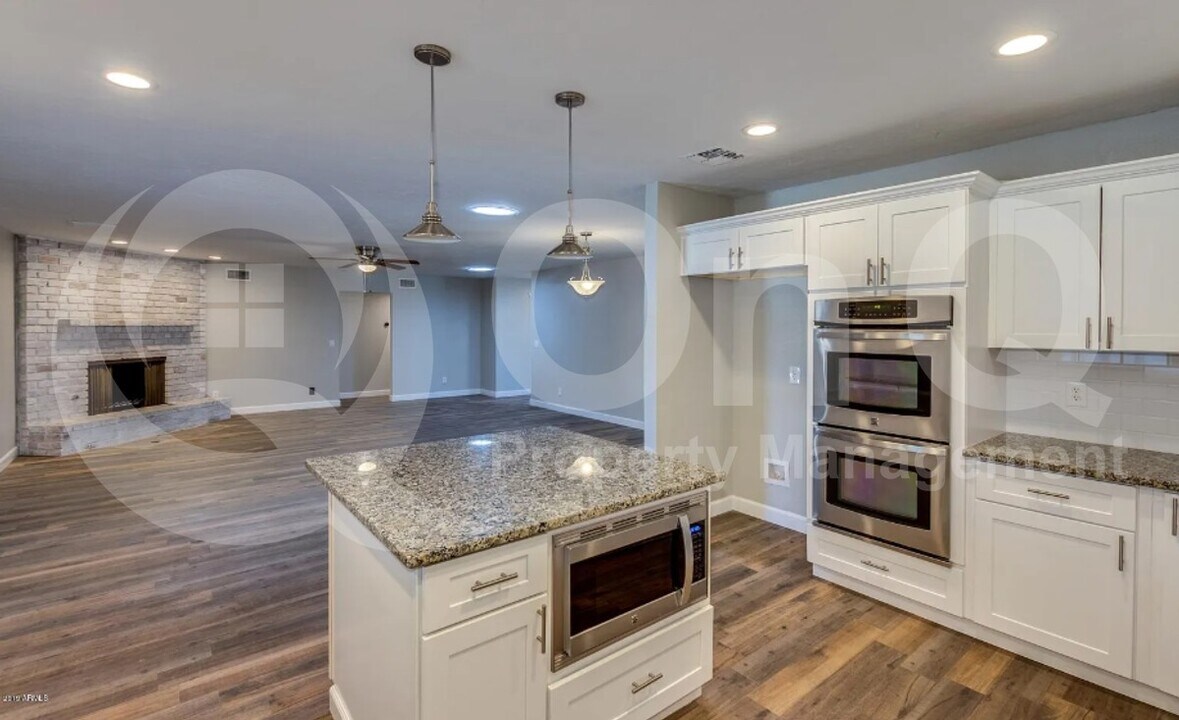 2502 E Sahuaro Dr in Phoenix, AZ - Building Photo