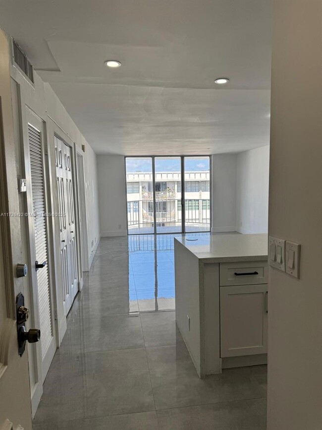 16710 NE 9th Ave in Miami, FL - Foto de edificio - Building Photo