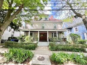 80 University Rd, Unit 1 in Brookline, MA - Foto de edificio - Building Photo