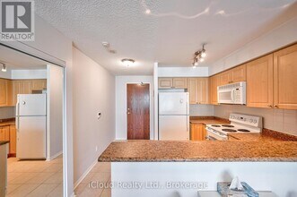 7 Michael Power Pl in Toronto, ON - Building Photo - Building Photo