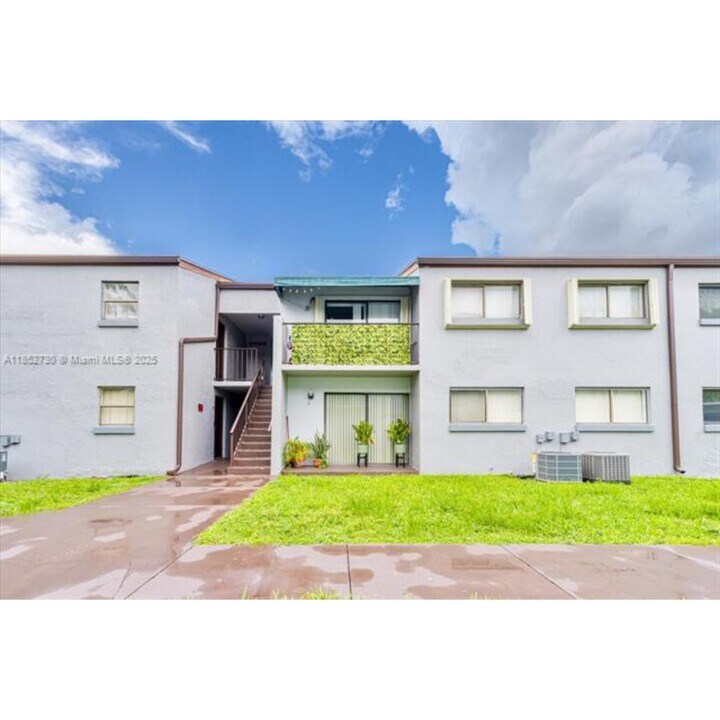 7419 SW 152nd Ave in Miami, FL - Building Photo
