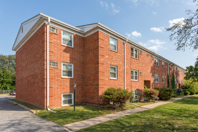 Western Hills Apartments in Omaha, NE - Foto de edificio - Building Photo