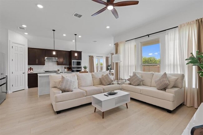 20240 Smedley Dr in Pflugerville, TX - Foto de edificio - Building Photo