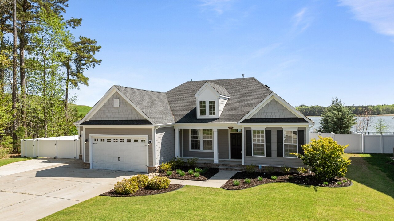 937 Lake Thrasher Dr in Chesapeake, VA - Building Photo