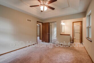304 SW Canterbury Rd in Blue Springs, MO - Building Photo - Building Photo