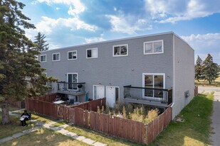1103 44 St SE in Calgary, AB - Building Photo