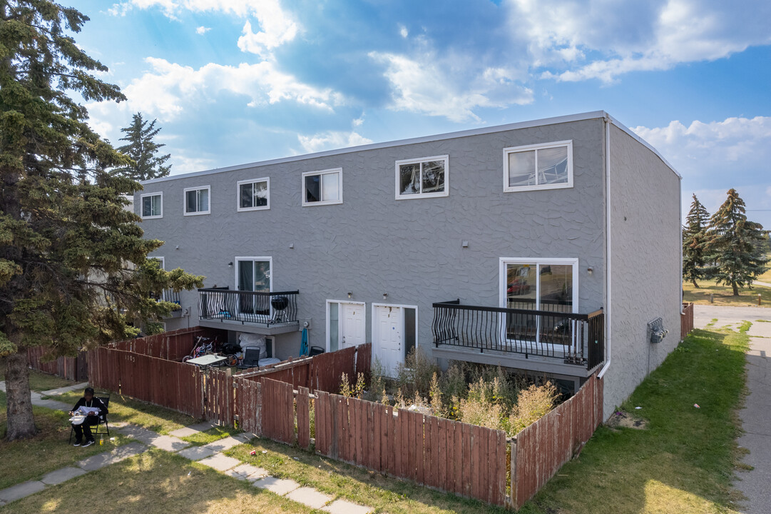 1103 44 St SE in Calgary, AB - Building Photo