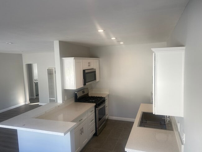 1223 N Kingsley Dr, Unit Kingsley Apt #5 in Los Angeles, CA - Foto de edificio - Building Photo