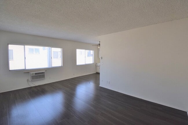 10819 Camarillo St in Los Angeles, CA - Building Photo - Building Photo
