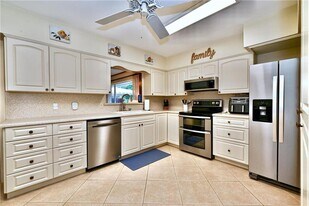 129 Alhambra Pl in West Palm Beach, FL - Building Photo