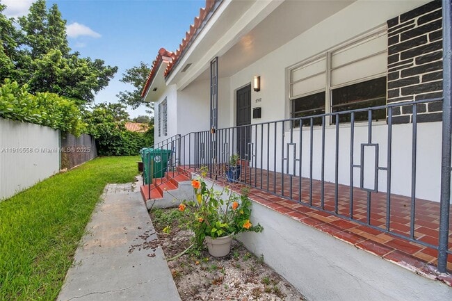 2744 SW 23rd Terrace in Miami, FL - Foto de edificio - Building Photo