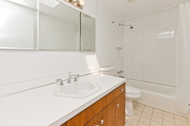 588 W Hawthorn Pl in Chicago, IL - Building Photo - Building Photo