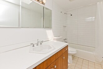 588 Hawthorn Pl in Chicago, IL - Building Photo - Building Photo