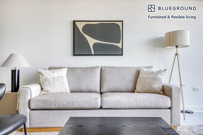 1035 W Van Buren St, Unit FL12-ID435 in Chicago, IL - Foto de edificio - Building Photo