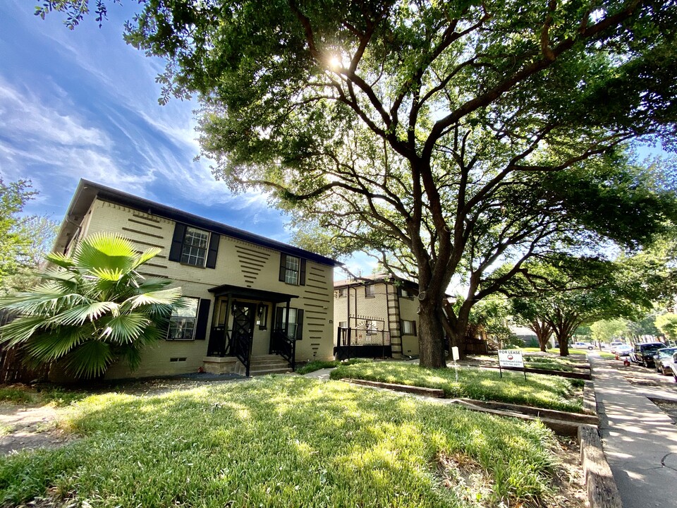 Hall Street Villas in Dallas, TX - Building Photo